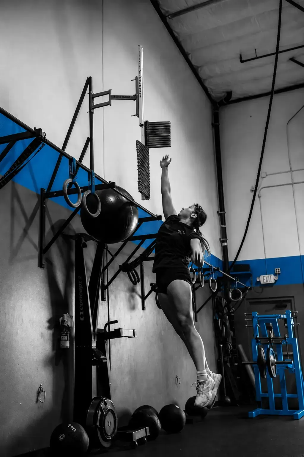Youth athlete performing vertical jump testing at FYF Athletics in Valencia
